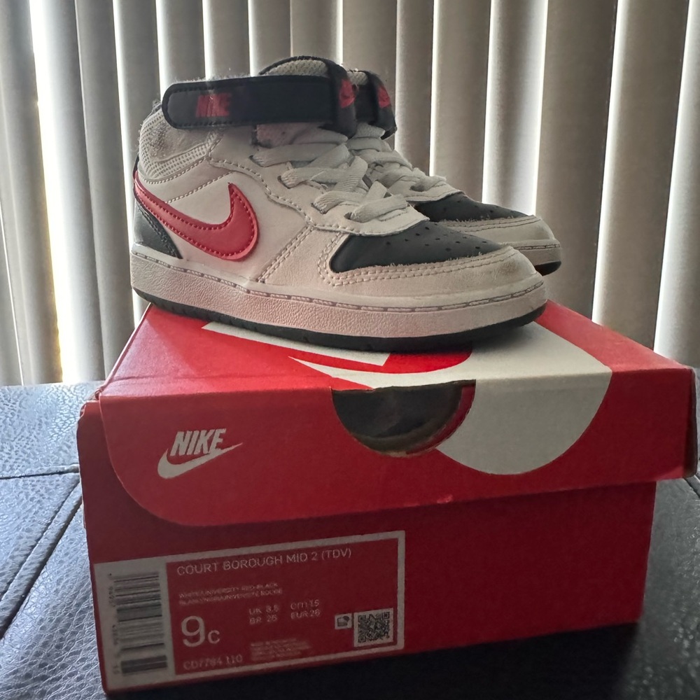 Nike size 9 court borough Red/White/Black